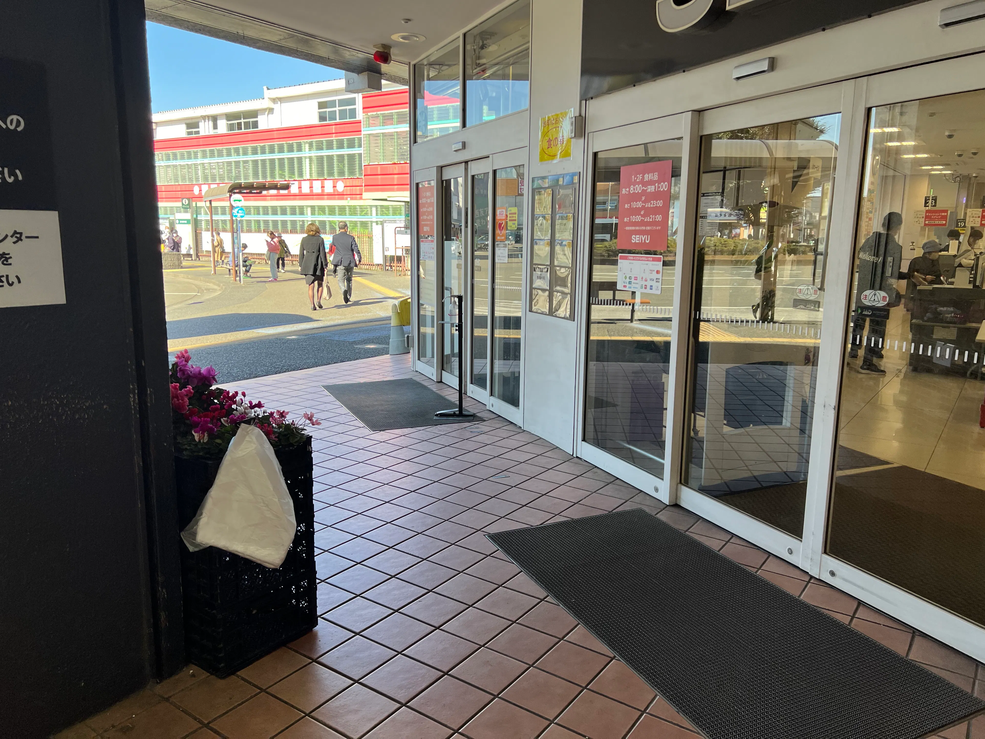 【西友　小平店】1F店頭 入口横軒下 (屋根あり)　プロモーション用途や物販、食物販のポップアップストアに最適なスーパーの催事イベントスペース