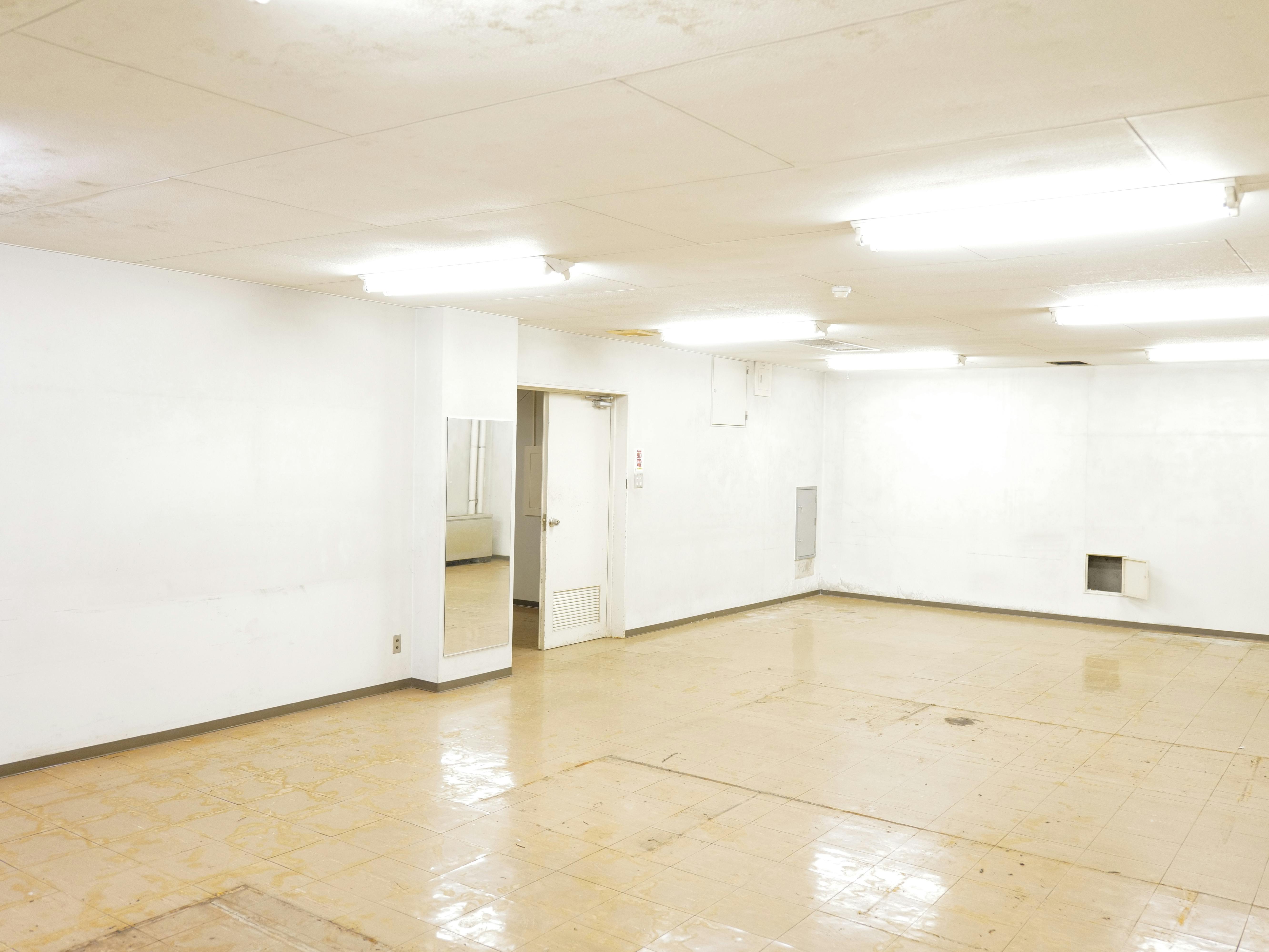【飯田橋駅2分】撮影やイベントに最適な学校跡地のレンタルスペース(地下1Fフロア貸し)