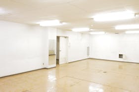 【飯田橋駅2分】撮影やイベントに最適な学校跡地のレンタルスペース(地下1Fフロア貸し)