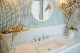 【代々木上原駅3分】展示会場や撮影に最適な自然光が1日中入る白とコンクリートのシンプルなスタジオ