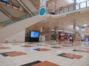 【イオンモール新居浜】『1F センターコート』-専門店街の中心に位置するイベントコート：クリスマスシーズンにはツリーが輝く人気スポット