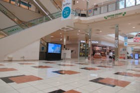 【イオンモール新居浜】『1F センターコート』-専門店街の中心に位置するイベントコート:クリスマスシーズンにはツリーが輝く人気スポット