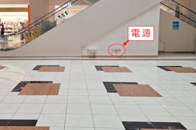 【イオンモール新居浜】『1F センターコート』-専門店街の中心に位置するイベントコート:クリスマスシーズンにはツリーが輝く人気スポット