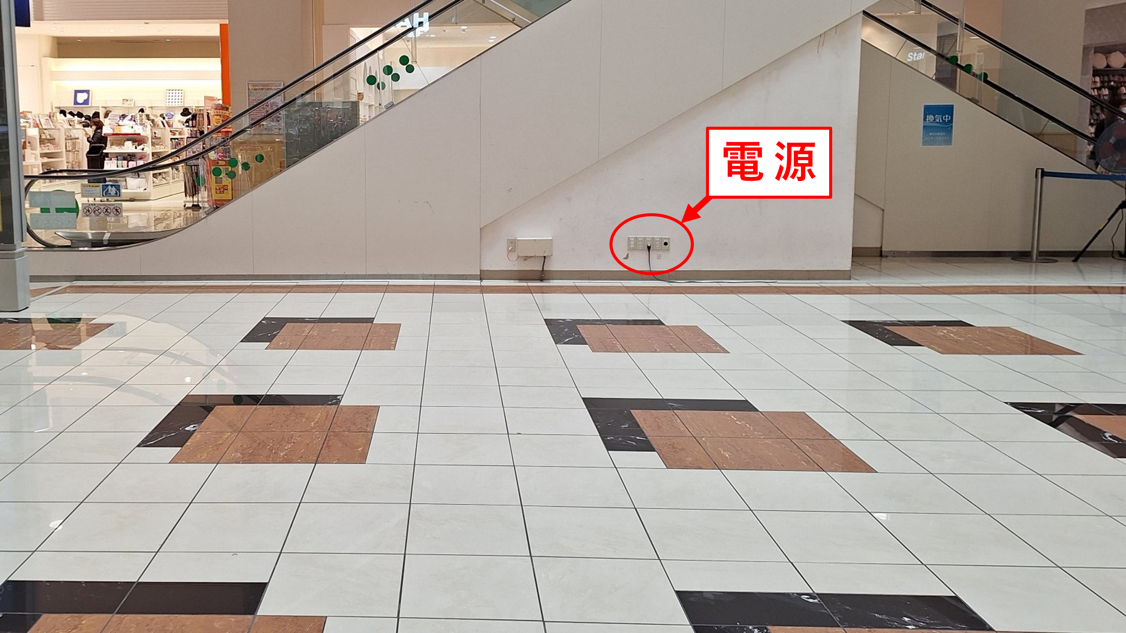 【イオンモール新居浜】『1F センターコート』-専門店街の中心に位置するイベントコート：クリスマスシーズンにはツリーが輝く人気スポット