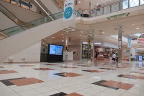 【イオンモール新居浜】『1F センターコート』-専門店街の中心に位置するイベントコート:クリスマスシーズンにはツリーが輝く人気スポット