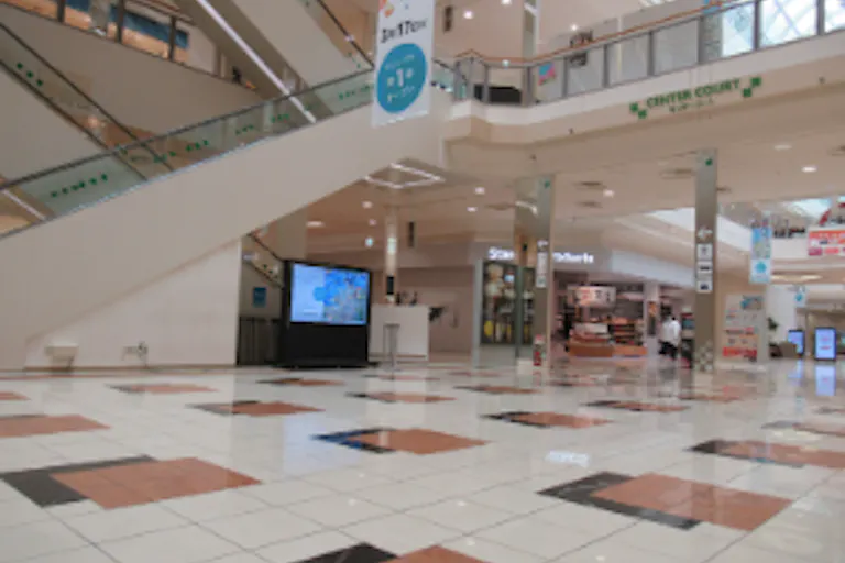 【イオンモール新居浜】『1F センターコート』-専門店街の中心に位置するイベントコート:クリスマスシーズンにはツリーが輝く人気スポットの画像1