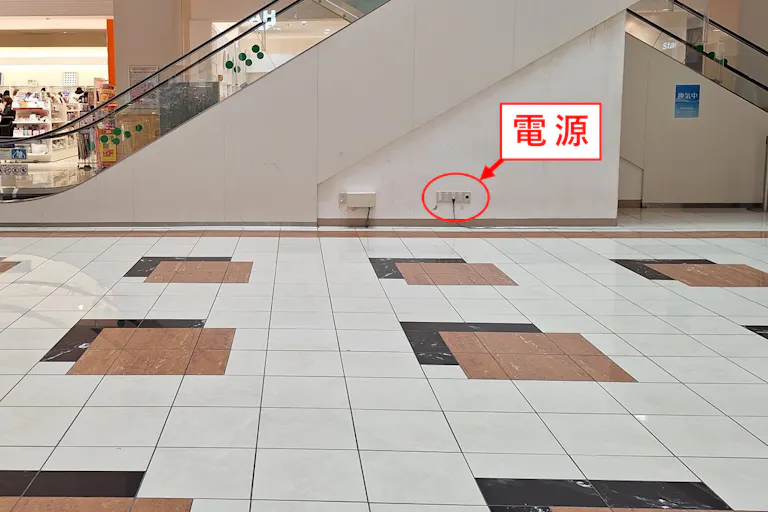 【イオンモール新居浜】『1F センターコート』-専門店街の中心に位置するイベントコート:クリスマスシーズンにはツリーが輝く人気スポットの画像2