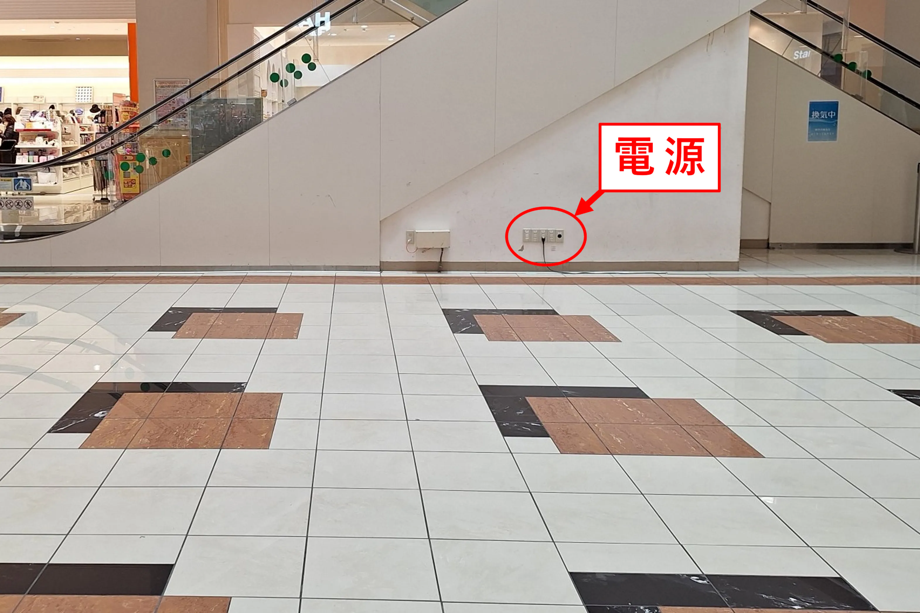 【イオンモール新居浜】『1F センターコート』-専門店街の中心に位置するイベントコート:クリスマスシーズンにはツリーが輝く人気スポット