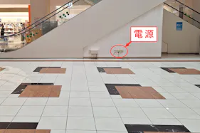 【イオンモール新居浜】『1F センターコート』-専門店街の中心に位置するイベントコート:クリスマスシーズンにはツリーが輝く人気スポット