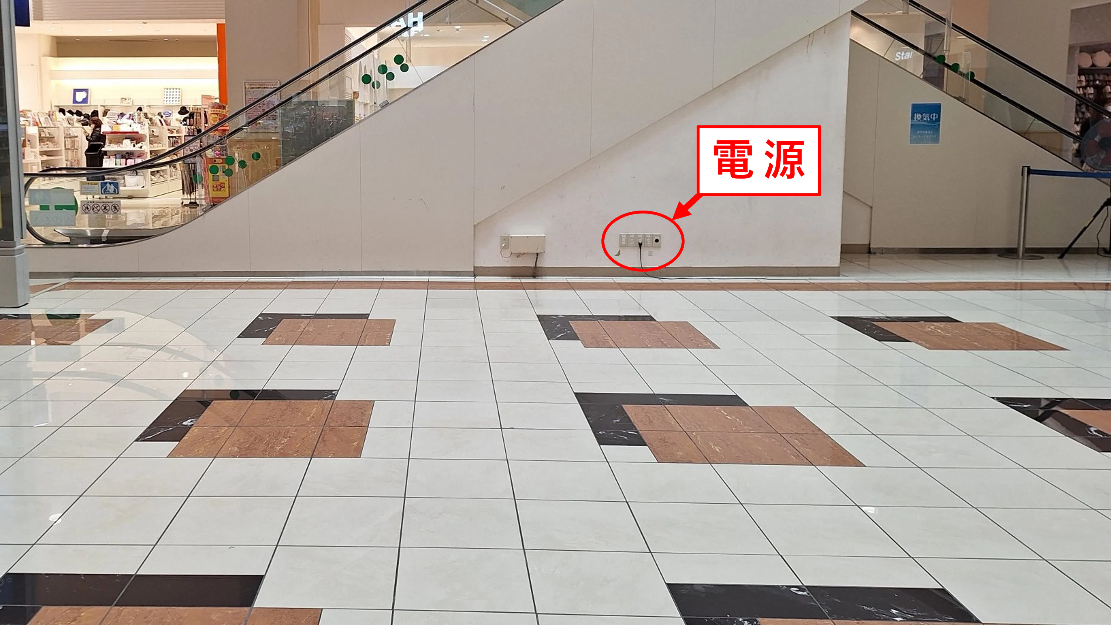 【イオンモール新居浜】『1F センターコート』-専門店街の中心に位置するイベントコート:クリスマスシーズンにはツリーが輝く人気スポット