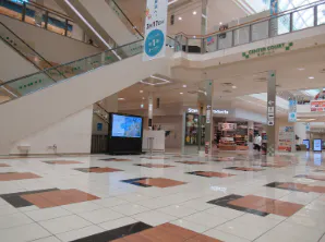 【イオンモール新居浜】『1F センターコート』-専門店街の中心に位置するイベントコート:クリスマスシーズンにはツリーが輝く人気スポット