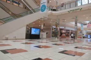 【イオンモール新居浜】『1F センターコート』-専門店街の中心に位置するイベントコート:クリスマスシーズンにはツリーが輝く人気スポット
