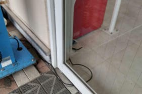 【ミスターマックス 日向店】家電側入口(公園側) キッチンカーや食品販売に最適な総合ディスカウントストアの催事イベントスペース