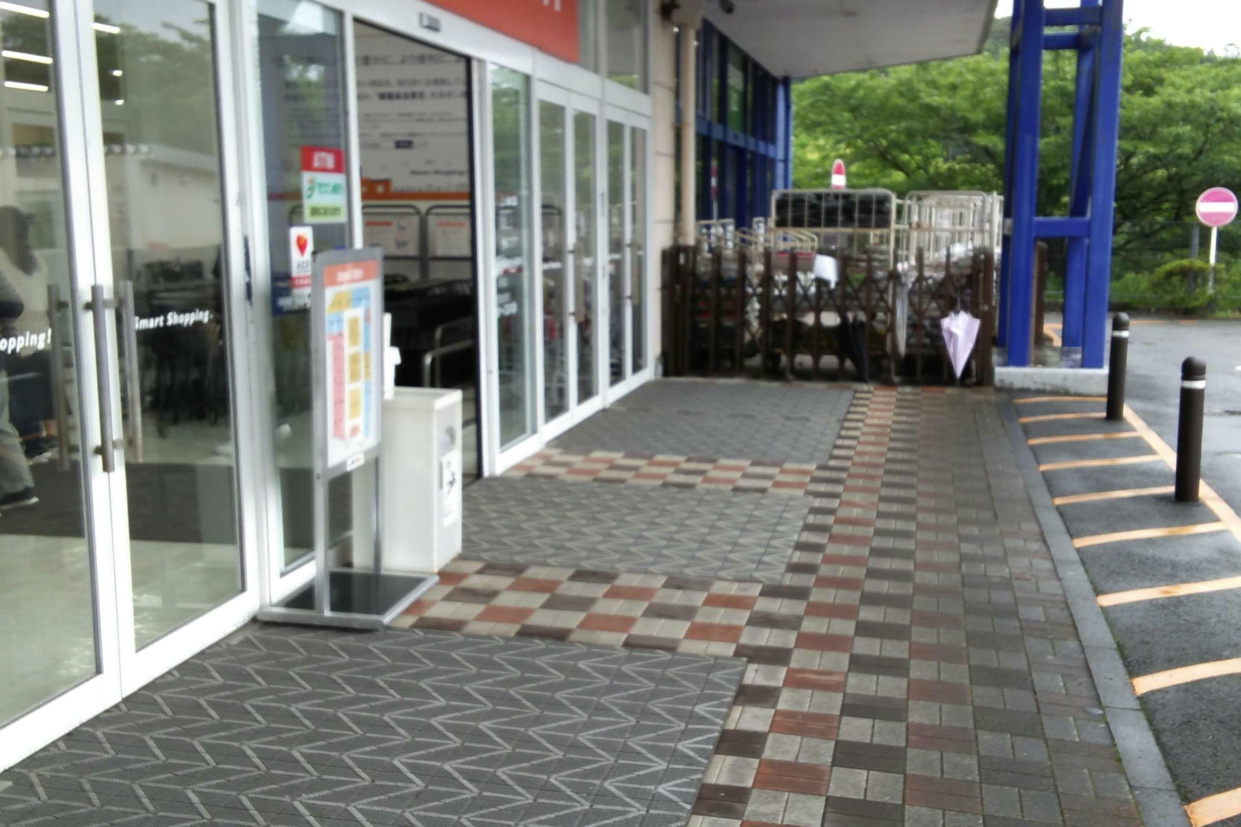 【ミスターマックス 日向店】家電側入口（公園側） キッチンカーや食品販売に最適な総合ディスカウントストアの催事イベントスペース