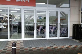 【ミスターマックス 日向店】家電側入口(公園側) キッチンカーや食品販売に最適な総合ディスカウントストアの催事イベントスペース