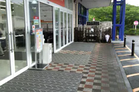 【ミスターマックス 日向店】家電側入口(公園側) キッチンカーや食品販売に最適な総合ディスカウントストアの催事イベントスペース