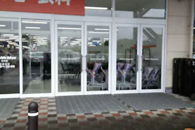 【ミスターマックス 日向店】家電側入口(公園側) キッチンカーや食品販売に最適な総合ディスカウントストアの催事イベントスペース