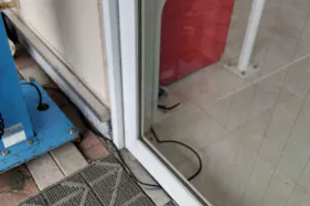 【ミスターマックス 日向店】家電側入口(公園側) キッチンカーや食品販売に最適な総合ディスカウントストアの催事イベントスペース