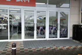 【ミスターマックス 日向店】家電側入口(公園側) キッチンカーや食品販売に最適な総合ディスカウントストアの催事イベントスペース