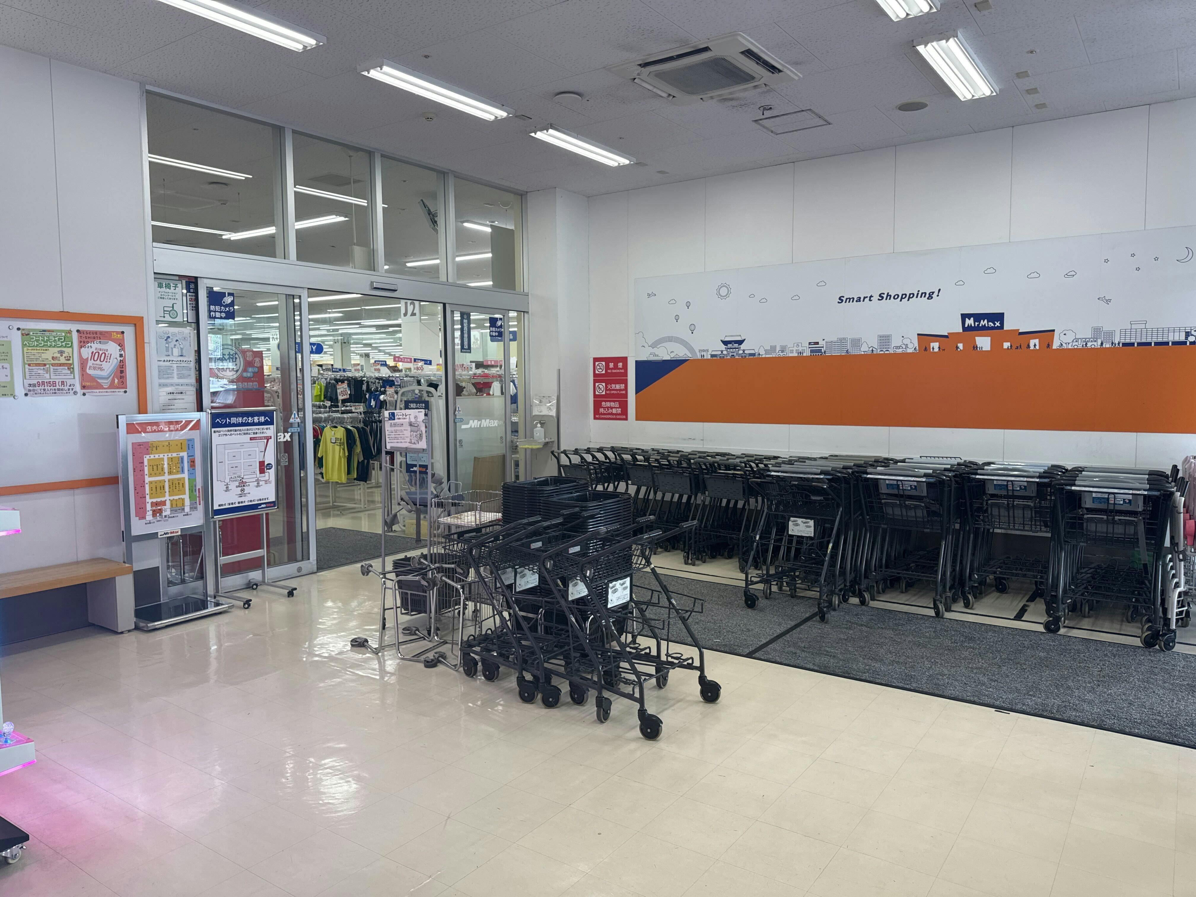 【ミスターマックス 粕屋店】中央出入口風除室 販促プロモーションや物販用途に最適な総合ディスカウントストアの催事イベントスペースの画像