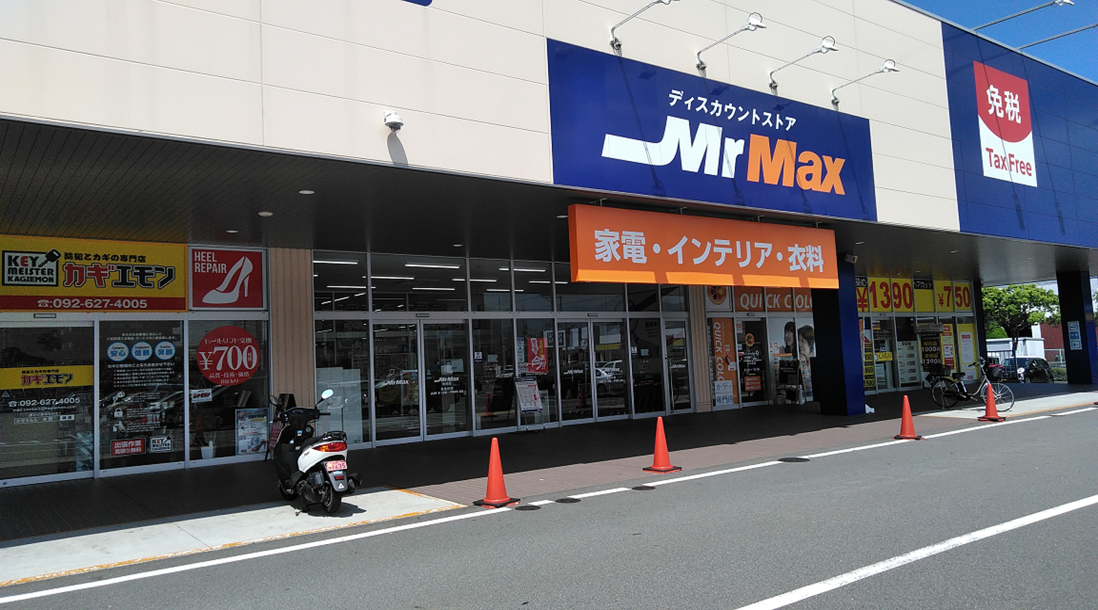【ミスターマックス 粕屋店】中央出入口風除室 販促プロモーションや物販用途に最適な総合ディスカウントストアの催事イベントスペース