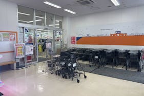 【ミスターマックス 粕屋店】中央出入口風除室 販促プロモーションや物販用途に最適な総合ディスカウントストアの催事イベントスペース