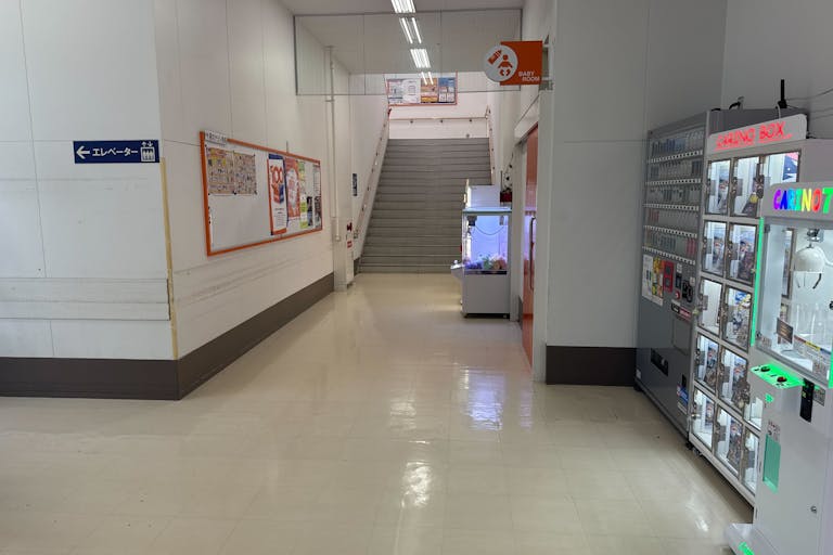 【ミスターマックス 粕屋店】中央出入口風除室 販促プロモーションや物販用途に最適な総合ディスカウントストアの催事イベントスペースの画像4