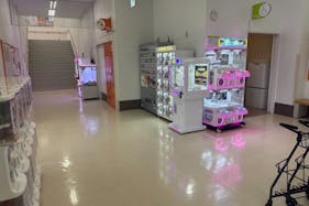 【ミスターマックス 粕屋店】中央出入口風除室 販促プロモーションや物販用途に最適な総合ディスカウントストアの催事イベントスペース