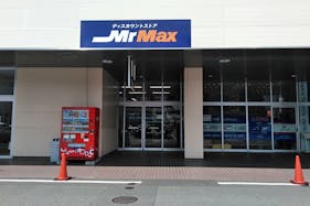 【ミスターマックス 粕屋店】中央出入口風除室 販促プロモーションや物販用途に最適な総合ディスカウントストアの催事イベントスペース