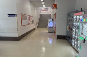 【ミスターマックス 粕屋店】中央出入口風除室 販促プロモーションや物販用途に最適な総合ディスカウントストアの催事イベントスペース