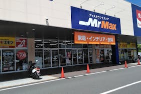 【ミスターマックス 粕屋店】中央出入口風除室 販促プロモーションや物販用途に最適な総合ディスカウントストアの催事イベントスペース