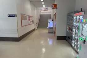 【ミスターマックス 粕屋店】中央出入口風除室 販促プロモーションや物販用途に最適な総合ディスカウントストアの催事イベントスペース