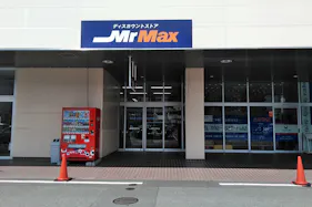 【ミスターマックス 粕屋店】中央出入口風除室 販促プロモーションや物販用途に最適な総合ディスカウントストアの催事イベントスペース