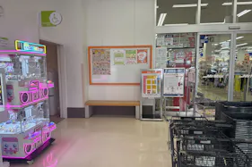 【ミスターマックス 粕屋店】中央出入口風除室 販促プロモーションや物販用途に最適な総合ディスカウントストアの催事イベントスペース