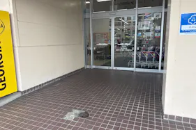 【ミスターマックス 粕屋店】中央出入口風除室 販促プロモーションや物販用途に最適な総合ディスカウントストアの催事イベントスペース