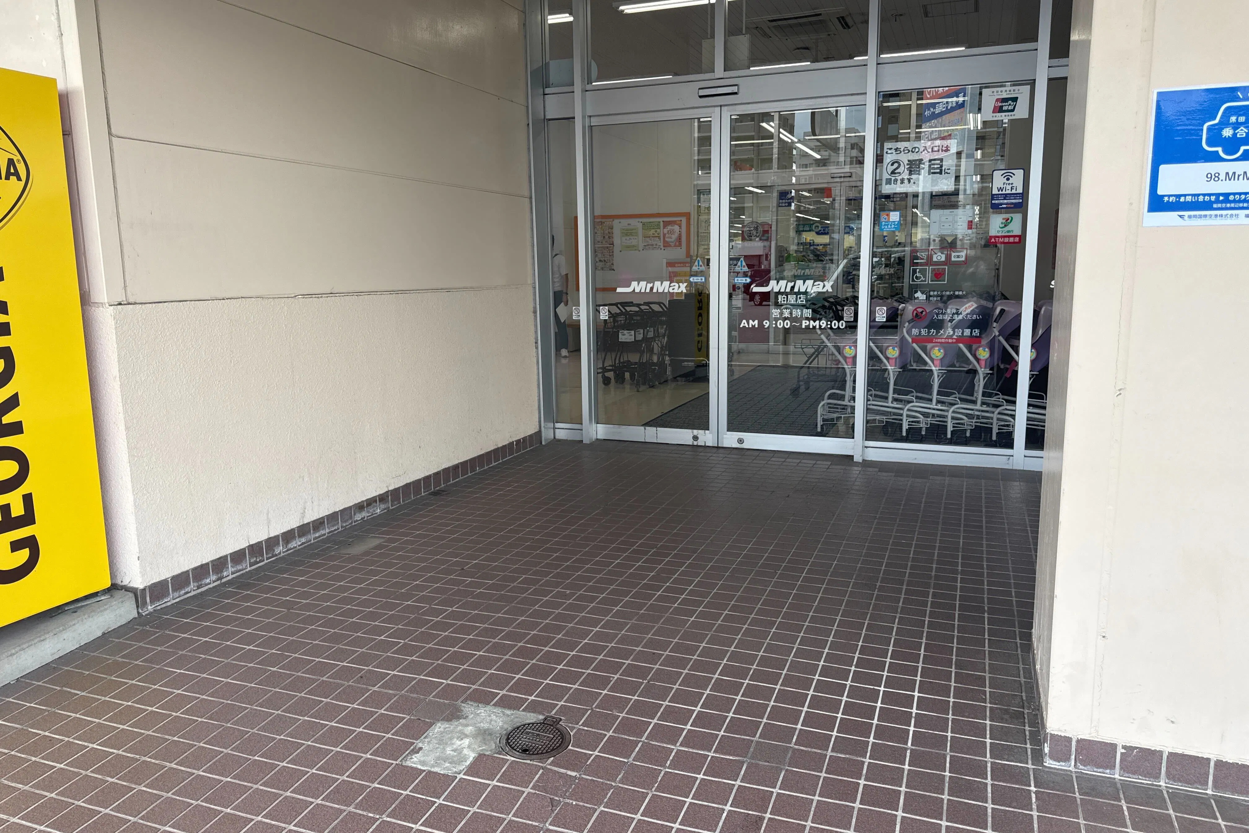 【ミスターマックス 粕屋店】中央出入口風除室 販促プロモーションや物販用途に最適な総合ディスカウントストアの催事イベントスペース