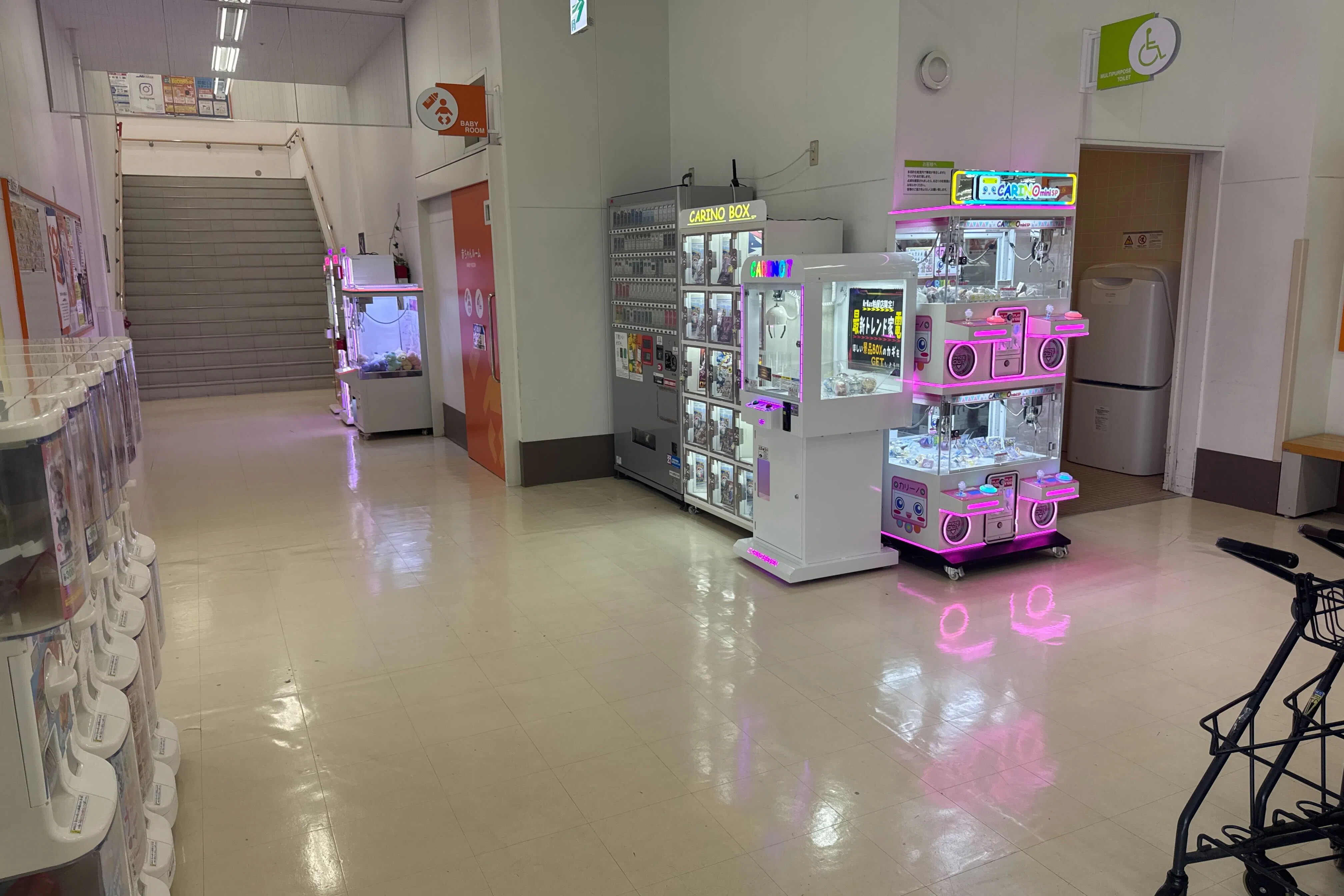 【ミスターマックス 粕屋店】中央出入口風除室 販促プロモーションや物販用途に最適な総合ディスカウントストアの催事イベントスペース