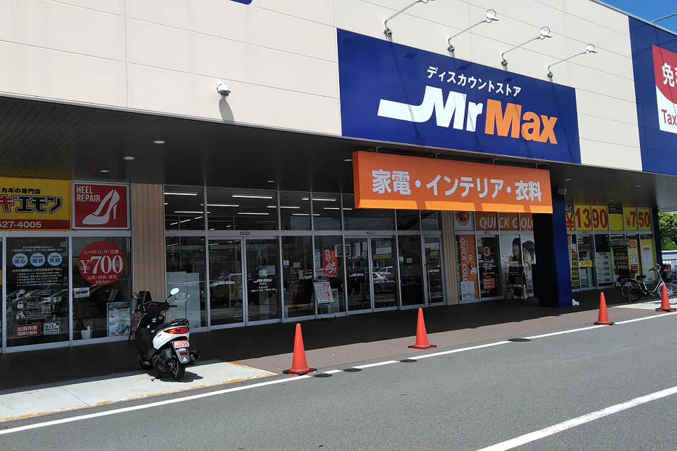 【ミスターマックス 粕屋店】中央出入口風除室 販促プロモーションや物販用途に最適な総合ディスカウントストアの催事イベントスペース