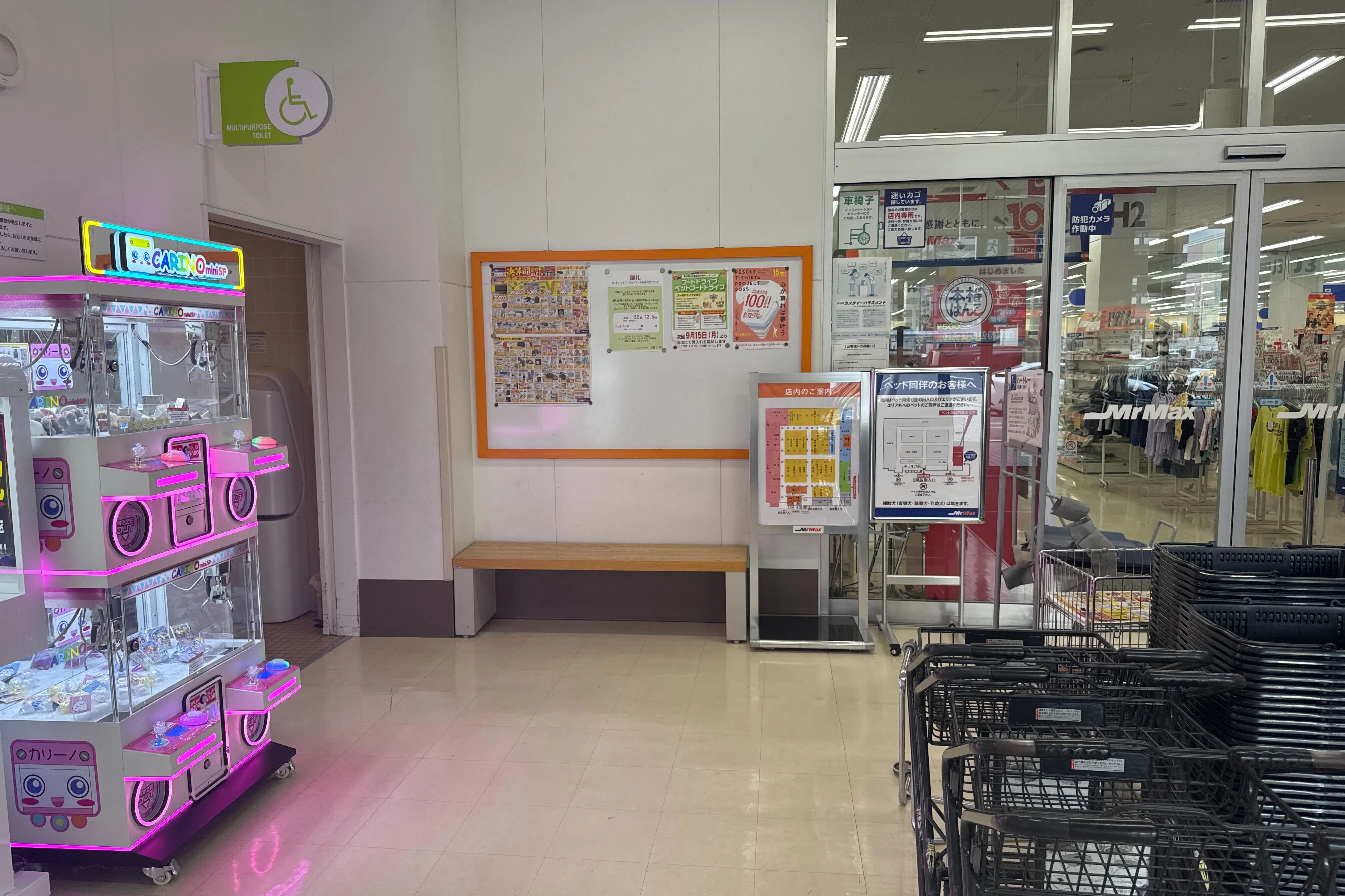 【ミスターマックス 粕屋店】中央出入口風除室 物販、食物販用途に最適な総合ディスカウントストアの催事イベントスペース