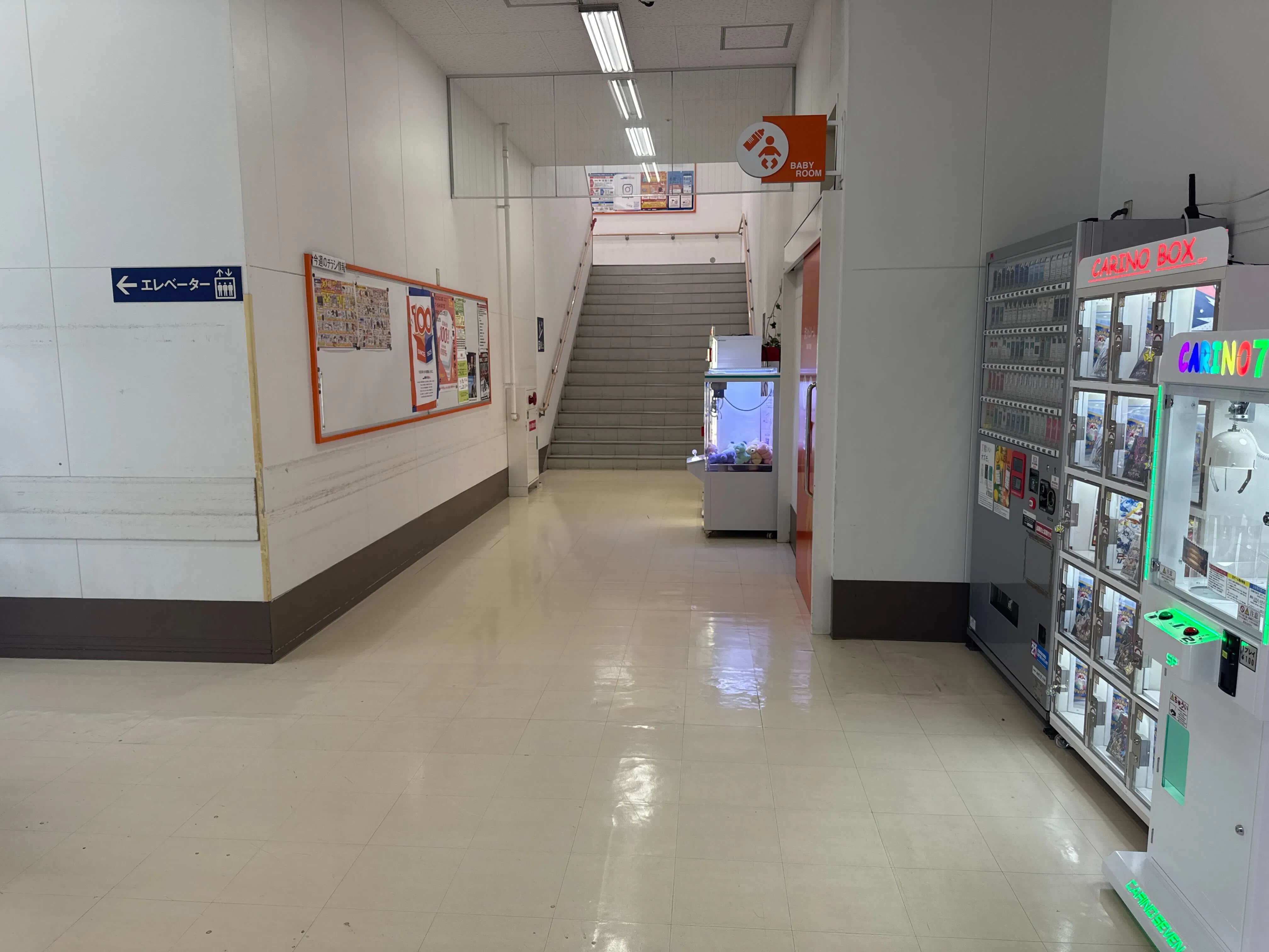【ミスターマックス 粕屋店】中央出入口風除室 物販、食物販用途に最適な総合ディスカウントストアの催事イベントスペース