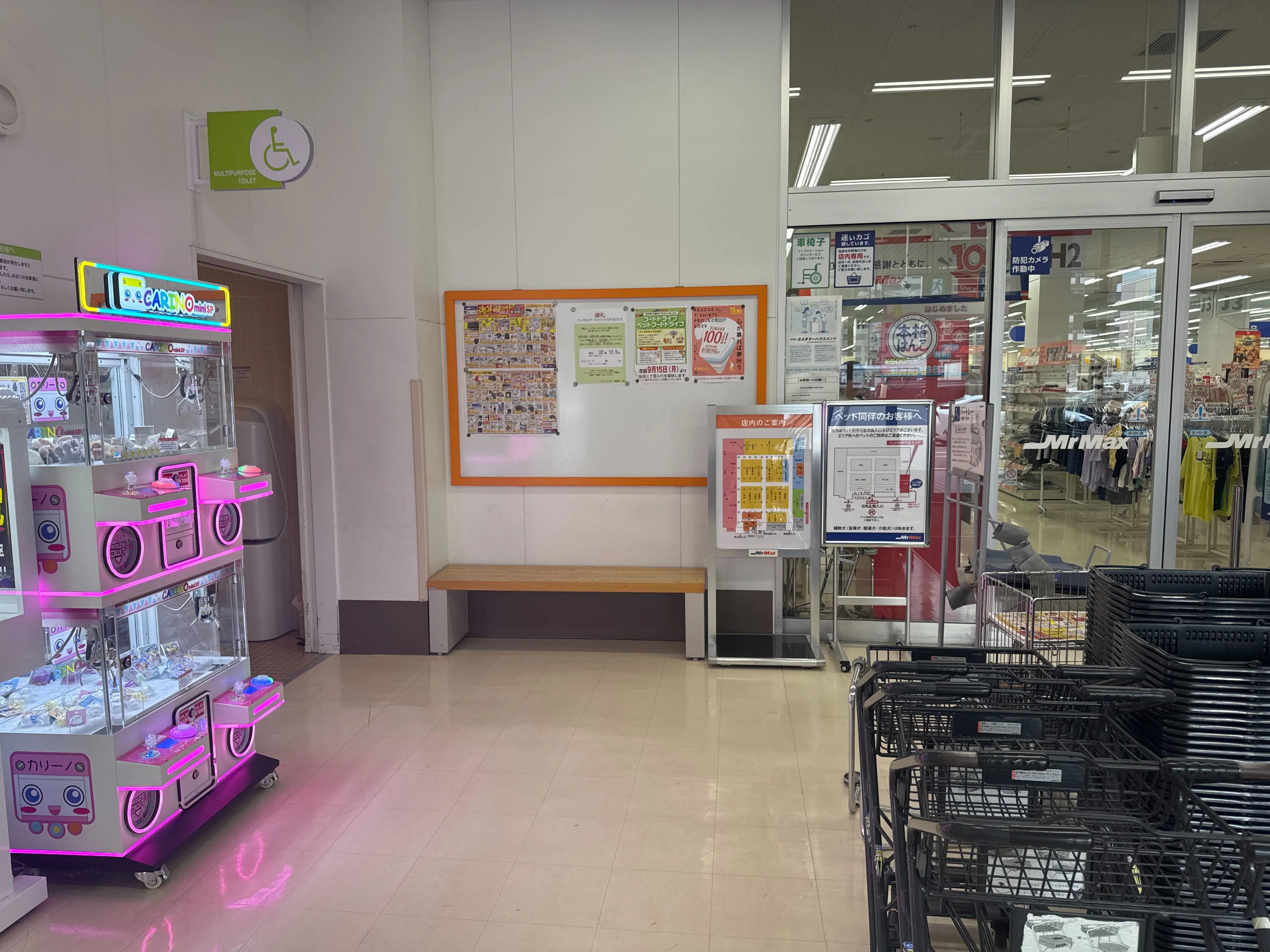 【ミスターマックス 粕屋店】中央出入口風除室 物販、食物販用途に最適な総合ディスカウントストアの催事イベントスペース