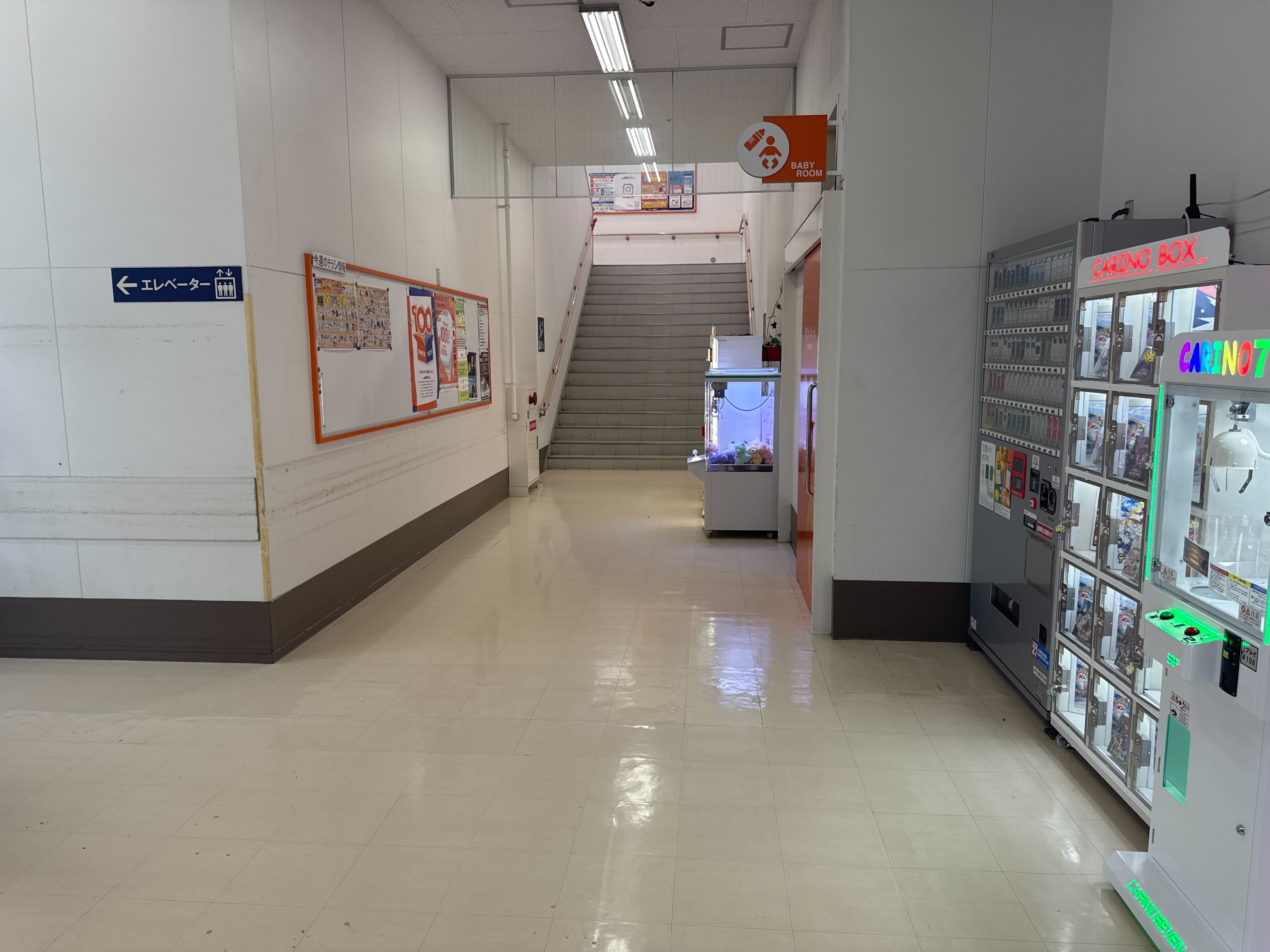 【ミスターマックス 粕屋店】中央出入口風除室 物販、食物販用途に最適な総合ディスカウントストアの催事イベントスペース