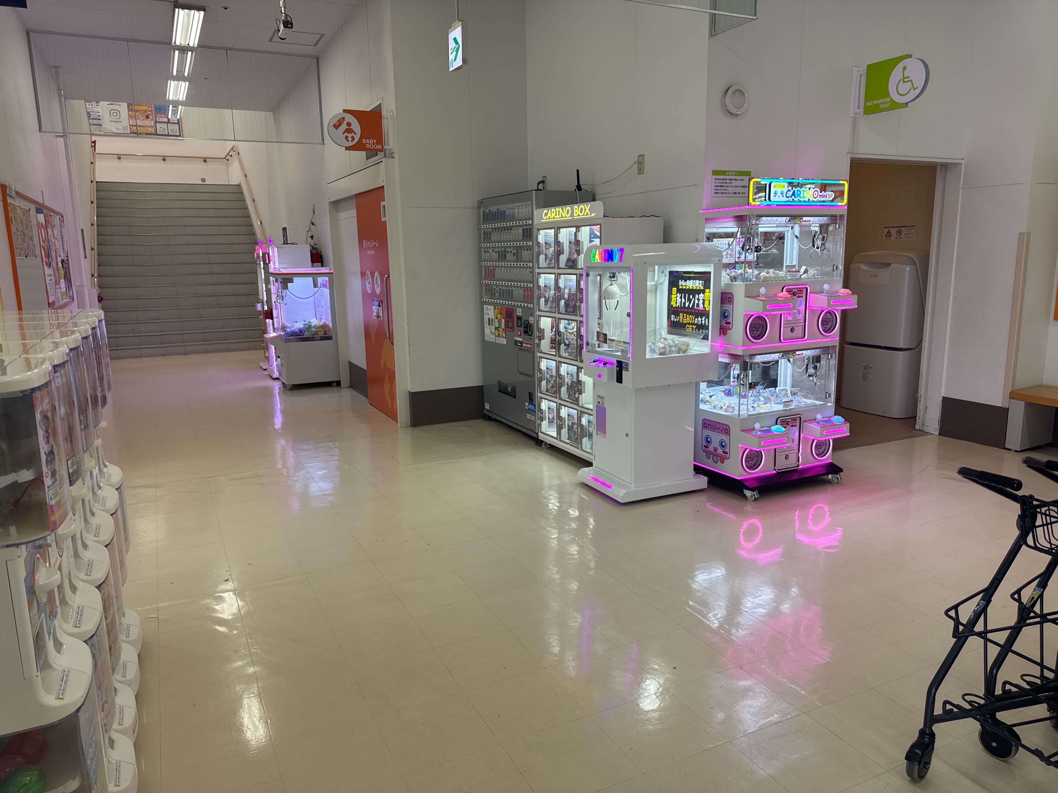 【ミスターマックス 粕屋店】中央出入口風除室 物販、食物販用途に最適な総合ディスカウントストアの催事イベントスペース