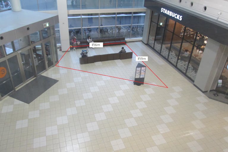 【イオンモール鶴見緑地】グリーンコート(スターバックスコーヒー側)の画像1