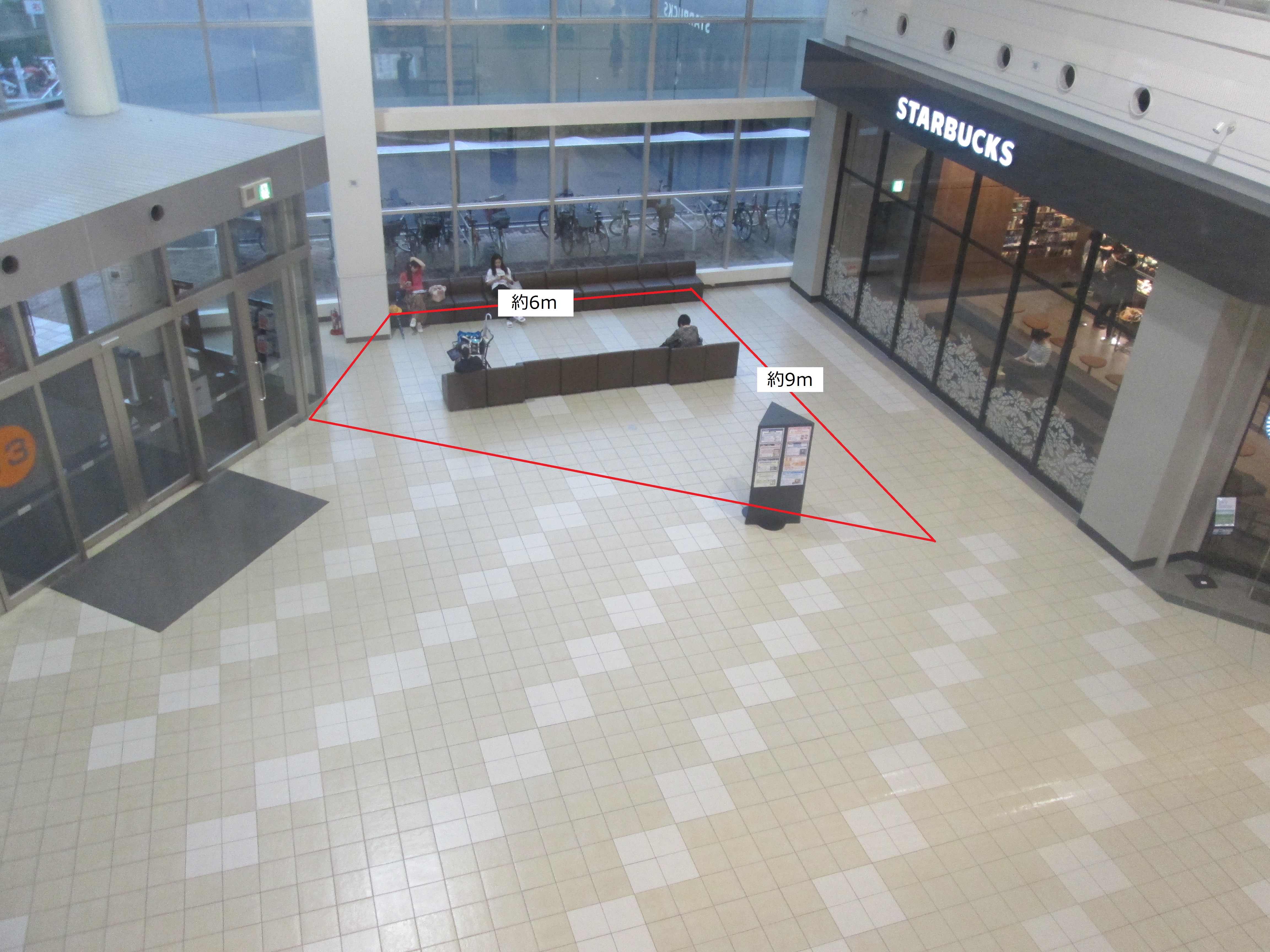 【イオンモール鶴見緑地】グリーンコート(スターバックスコーヒー側)