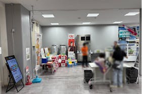【メガセンタートライアル中間店】食物販やPR活動に最適な「③ 連絡通路横・ドライアイス前」スペース