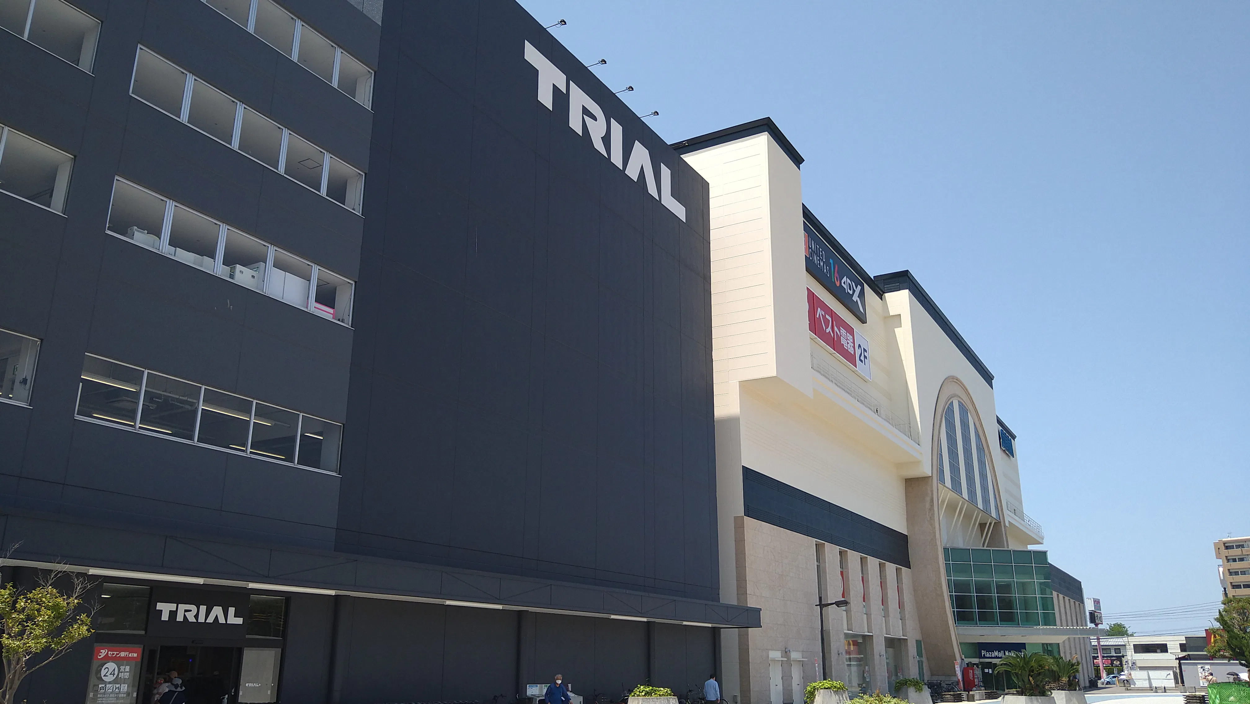 【メガセンタートライアル中間店】食物販やPR活動に最適な「③ 連絡通路横・ドライアイス前」スペース