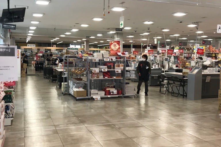 【西友 岩村田相生店】店内レジ前 プロモーション用途や物販、食物販のポップアップストアに最適なスーパー店内催事イベントスペース