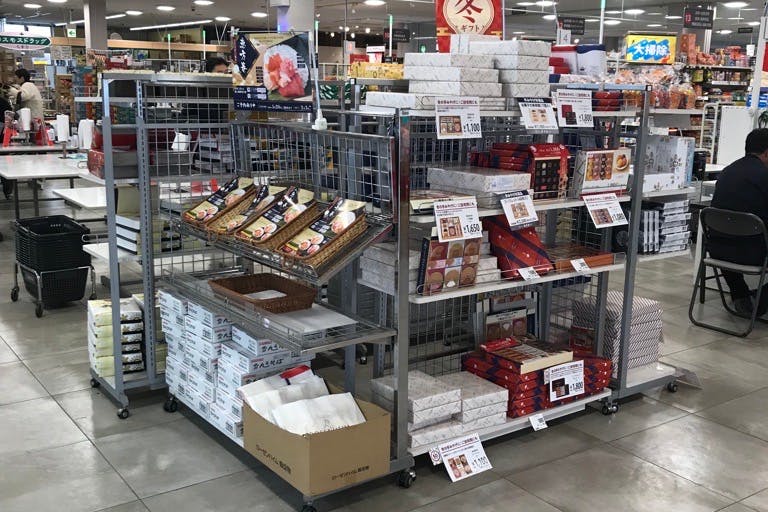 【西友 岩村田相生店】店内レジ前 プロモーション用途や物販、食物販のポップアップストアに最適なスーパー店内催事イベントスペース