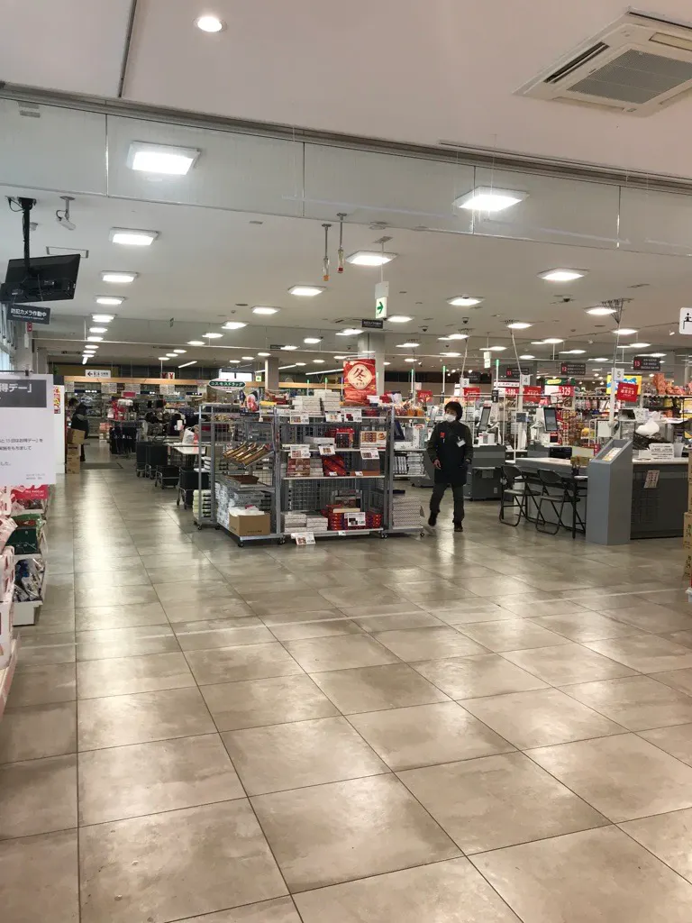 【西友　岩村田相生店】店内レジ前　プロモーション用途や物販、食物販のポップアップストアに最適なスーパー店内催事イベントスペース